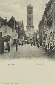 196 Gezicht op het Buurkerkhof te Utrecht met op de achtergrond de Domtoren.